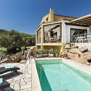 https://iconic-luxury-suites.in-sardinia.net
